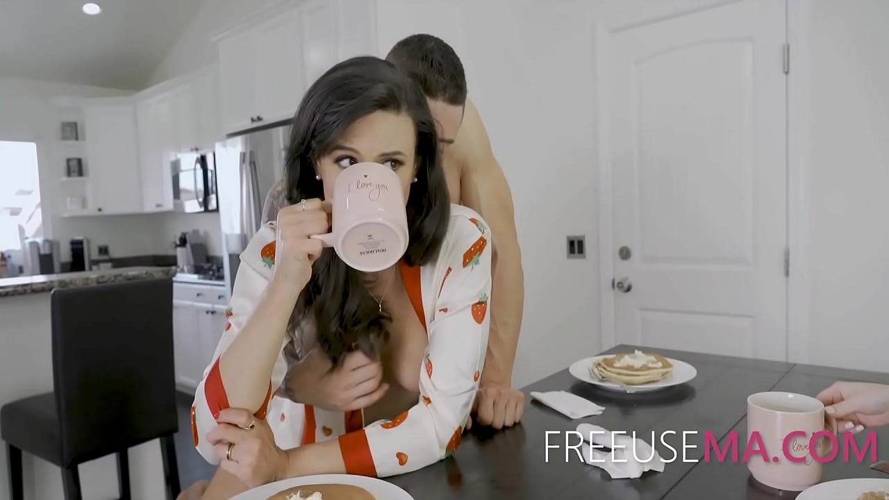 Ảnh trong Mẹ kế vô tri bị địt mà không hay biết