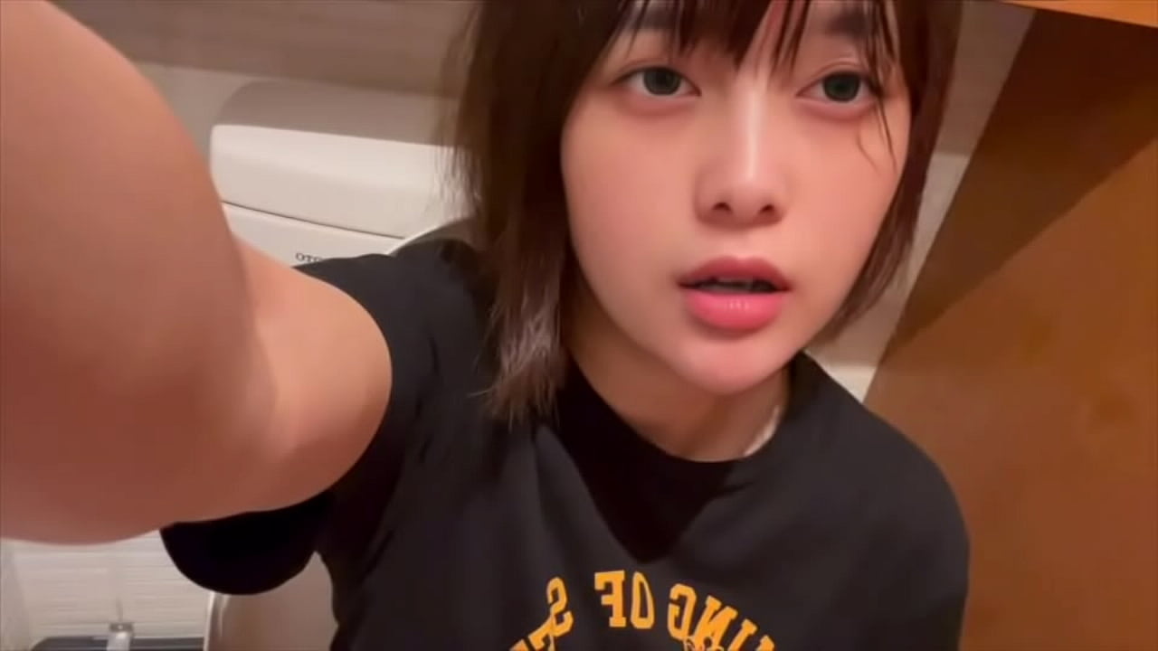 Ảnh trong Em gái mặt dâm thích ở 1 mình trong toilet phê pha